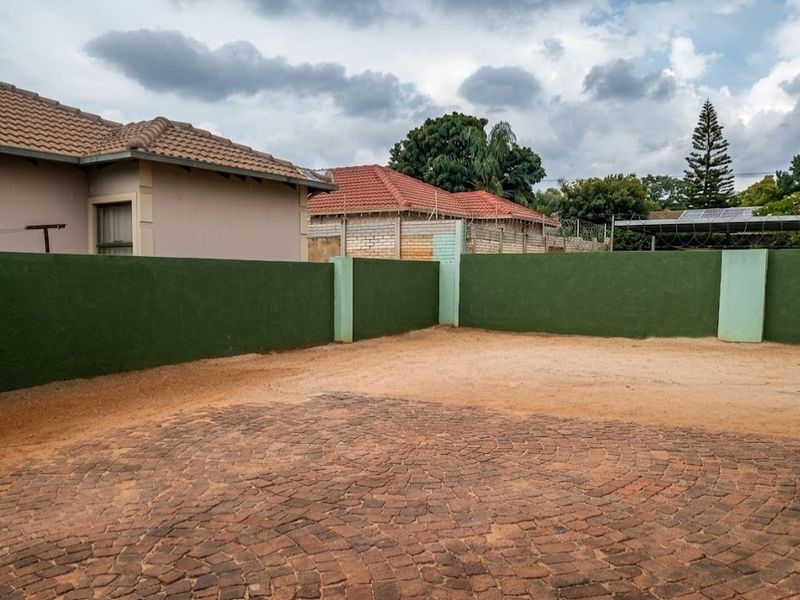 3 bedroom spacious property Theresapark  - Photo 9