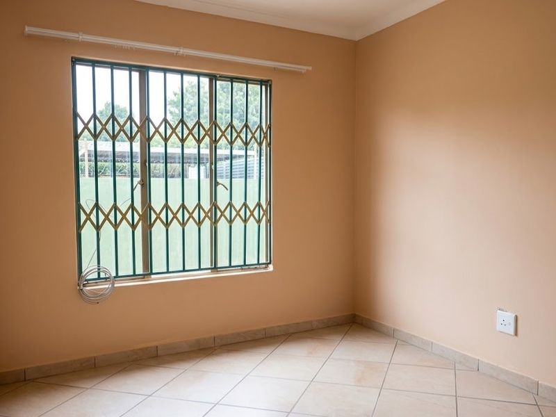 3 bedroom spacious property Theresapark  - Photo 8