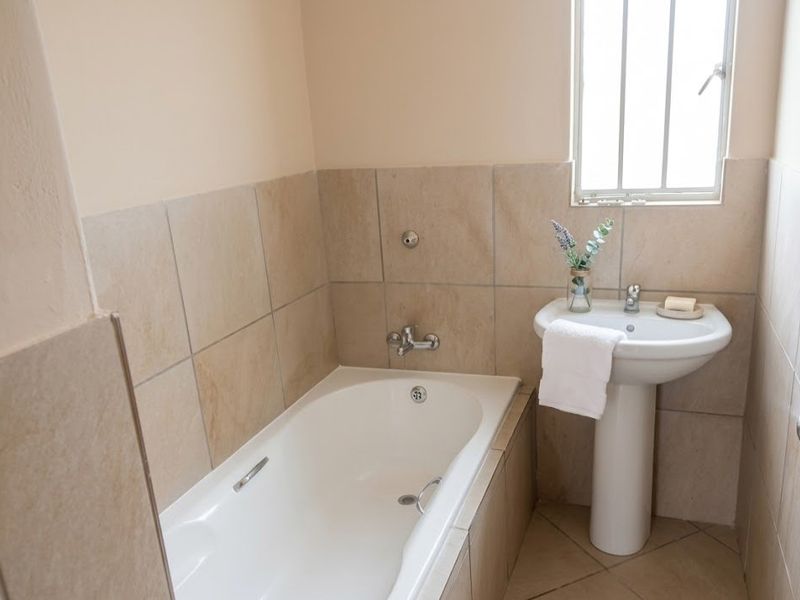 3 bedroom spacious property Theresapark  - Photo 7