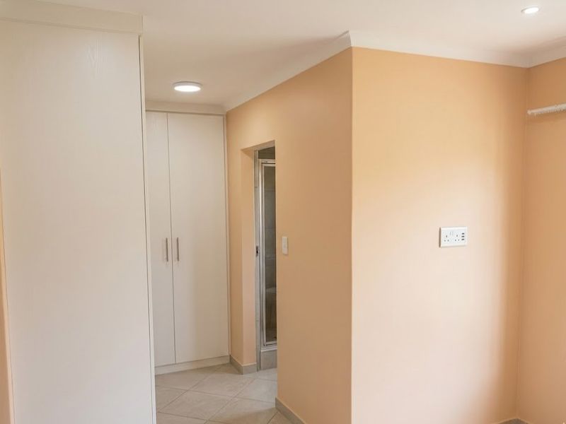 3 bedroom spacious property Theresapark  - Photo 4