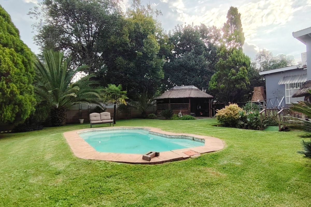 Charming 3-Bedroom Family Home with Pool & Entertainment Area in Rothdene - Photo 2