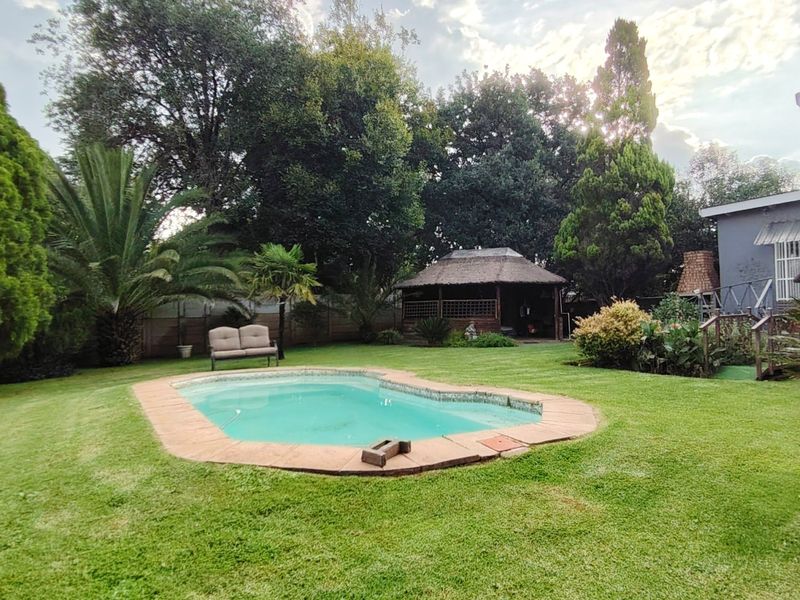 Charming 3-Bedroom Family Home with Pool & Entertainment Area in Rothdene - Photo 2