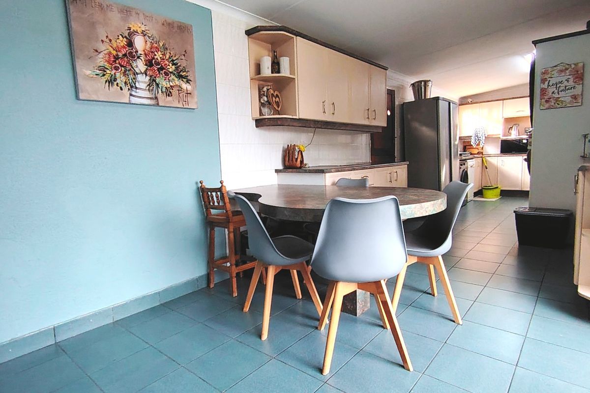 Charming 3-Bedroom Family Home with Pool & Entertainment Area in Rothdene - Photo 5