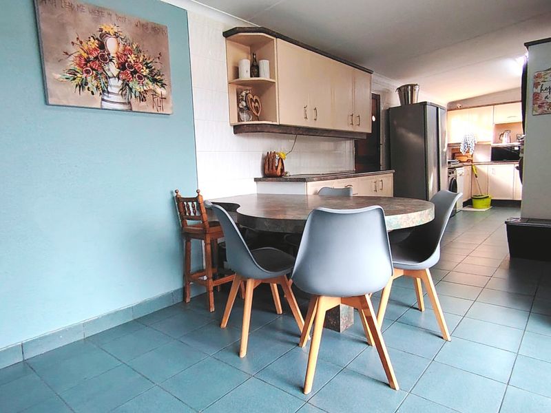 Charming 3-Bedroom Family Home with Pool & Entertainment Area in Rothdene - Photo 5