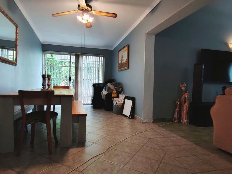 Charming 3-Bedroom Family Home with Pool & Entertainment Area in Rothdene - Photo 4