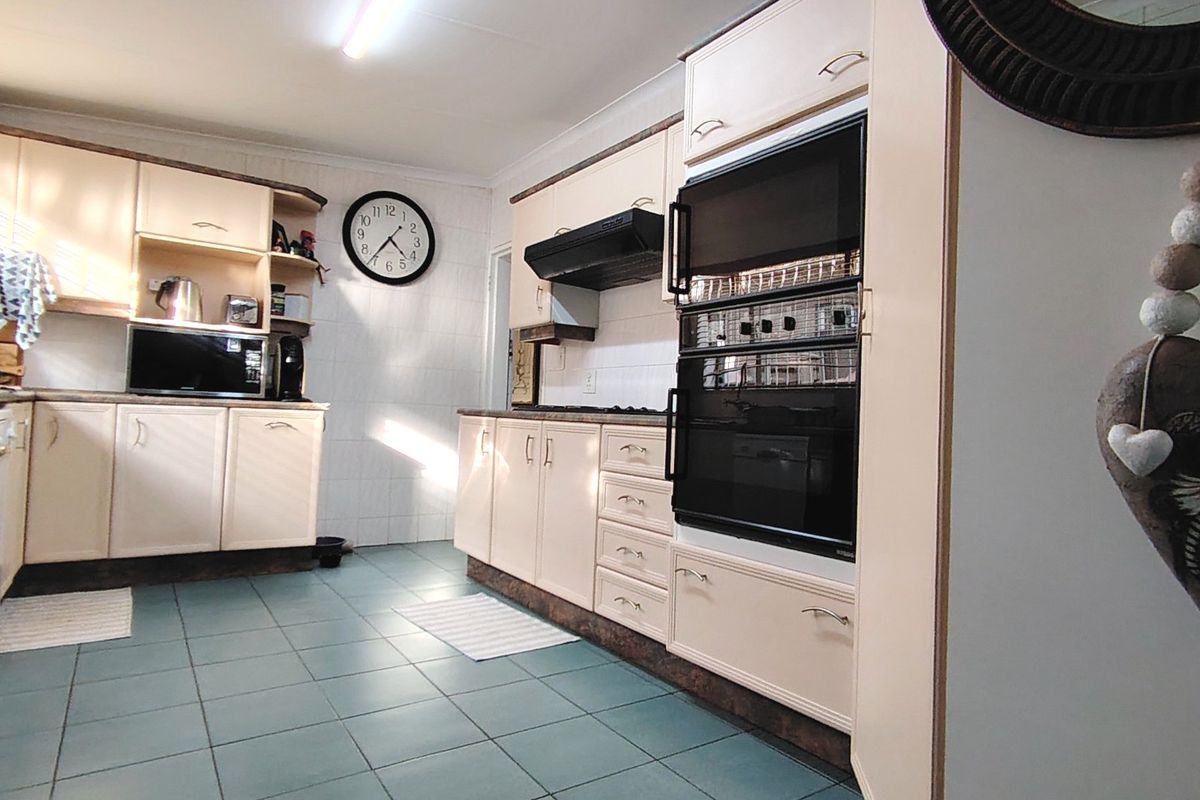 Charming 3-Bedroom Family Home with Pool & Entertainment Area in Rothdene - Photo 3