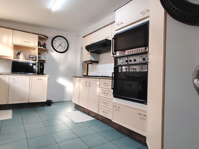 Charming 3-Bedroom Family Home with Pool & Entertainment Area in Rothdene - Photo 3