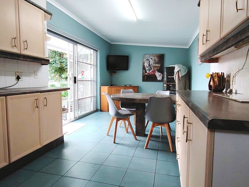 Charming 3-Bedroom Family Home with Pool & Entertainment Area in Rothdene - Photo 10