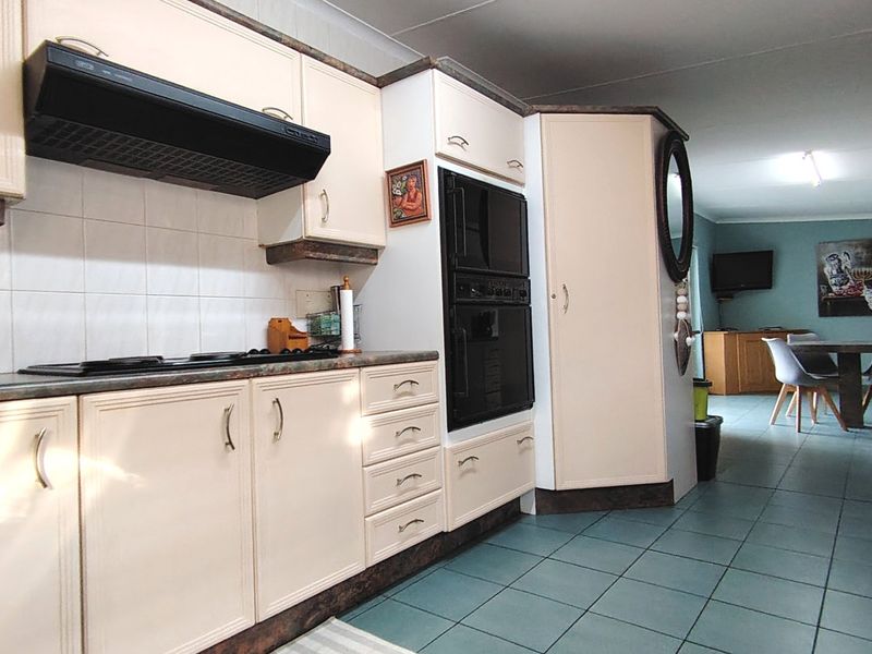 Charming 3-Bedroom Family Home with Pool & Entertainment Area in Rothdene - Photo 9