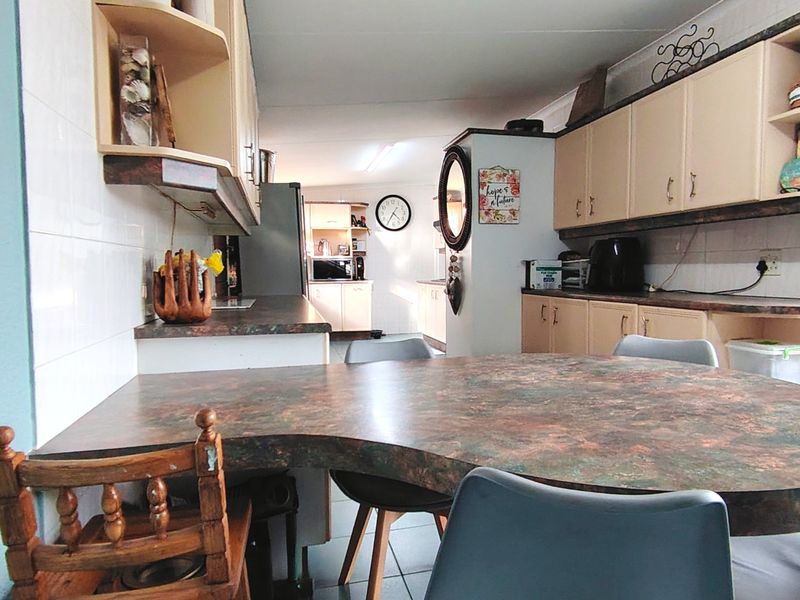 Charming 3-Bedroom Family Home with Pool & Entertainment Area in Rothdene - Photo 6