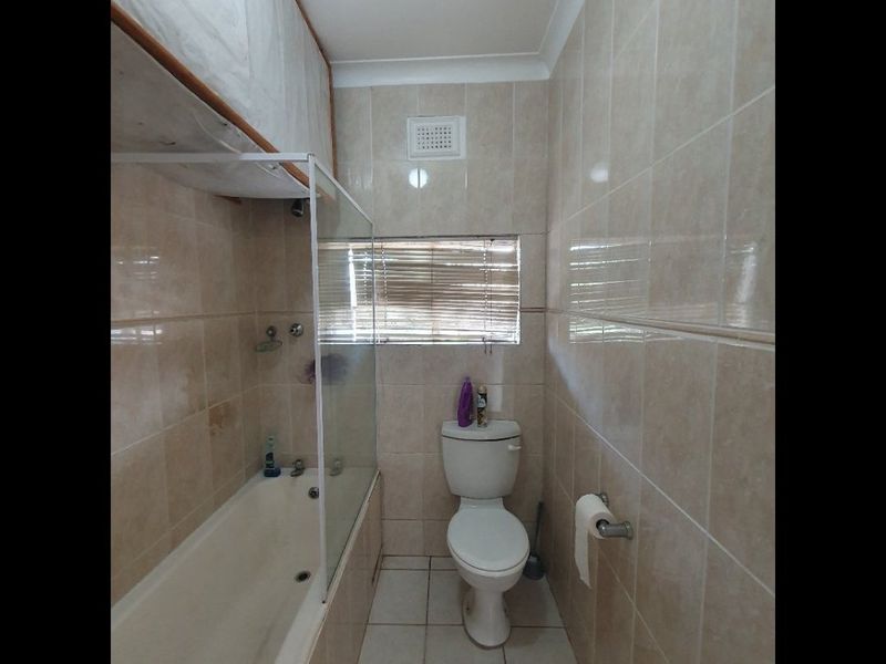 Bachelor apartment with garage for sale - Photo 10