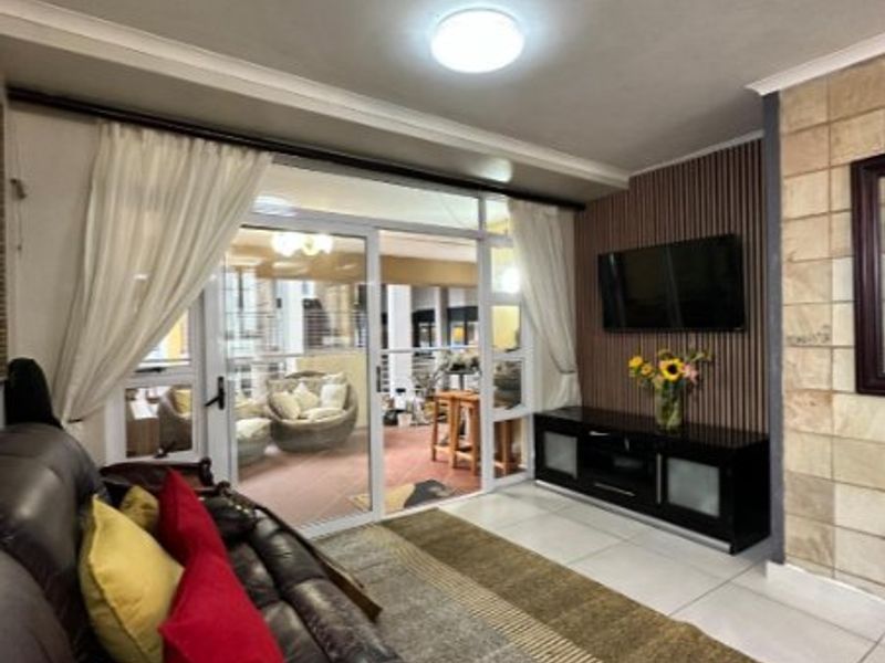 Prime Gateway Mall Location – Stylish 2-Bedroom Apartment - Photo 5