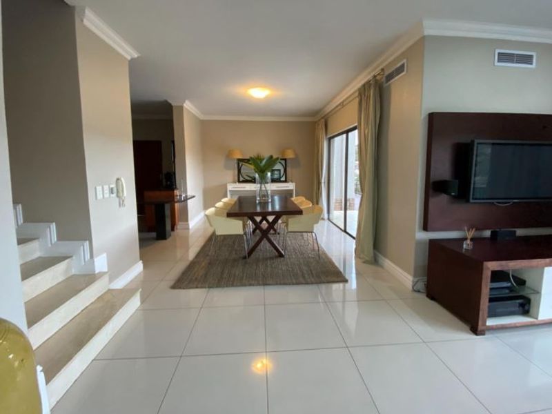 Luxurious La Lucia Ridge family haven for rent - Photo 2