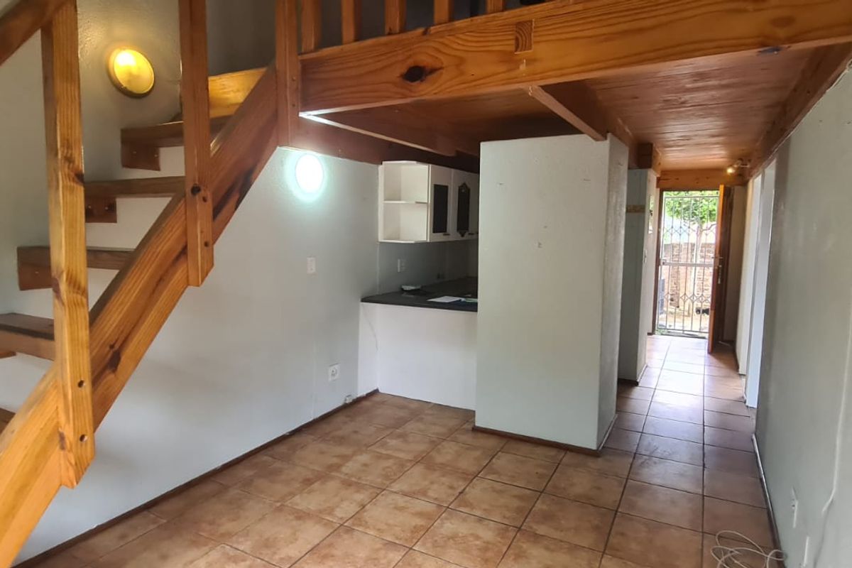 Cozy Living with a Twist: 2-Bedroom Loft Townhouse with Quaint Garden - Photo 5