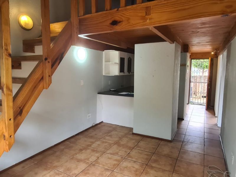 Cozy Living with a Twist: 2-Bedroom Loft Townhouse with Quaint Garden - Photo 5