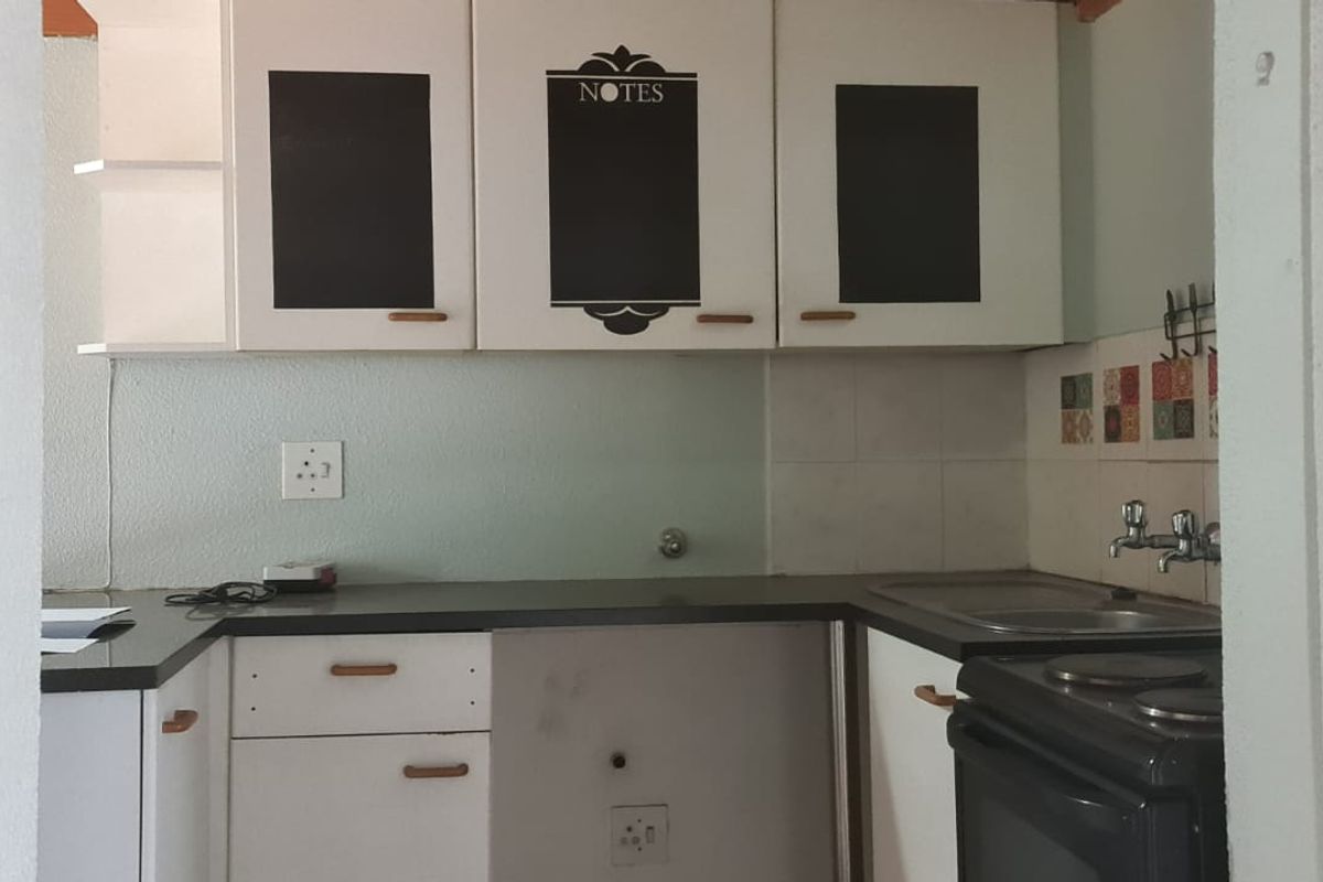 Cozy Living with a Twist: 2-Bedroom Loft Townhouse with Quaint Garden - Photo 2