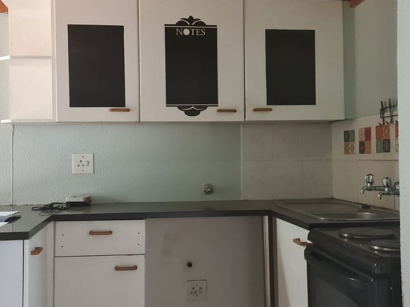 Cozy Living with a Twist: 2-Bedroom Loft Townhouse with Quaint Garden - Photo 2