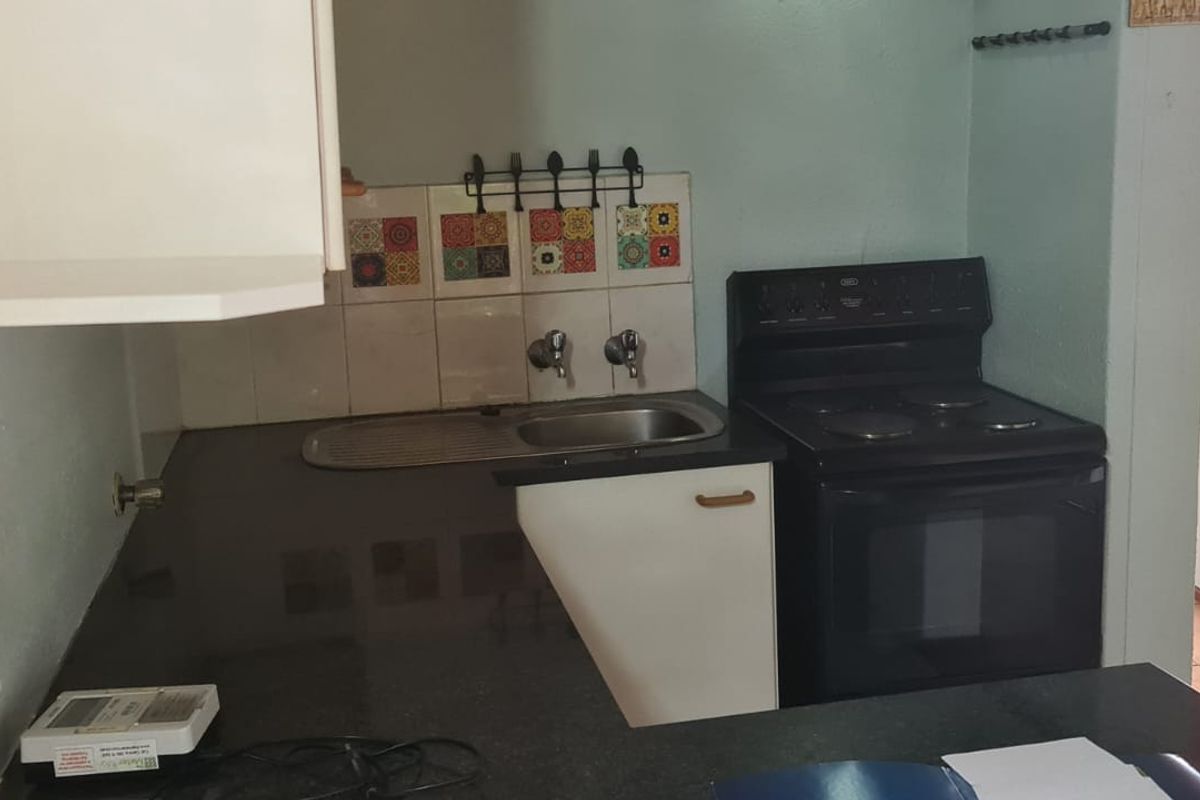 Cozy Living with a Twist: 2-Bedroom Loft Townhouse with Quaint Garden - Photo 4