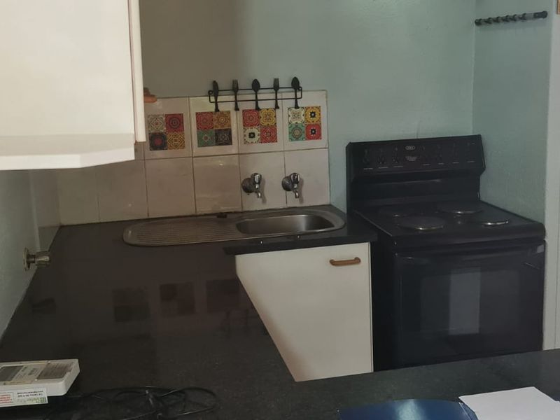 Cozy Living with a Twist: 2-Bedroom Loft Townhouse with Quaint Garden - Photo 4