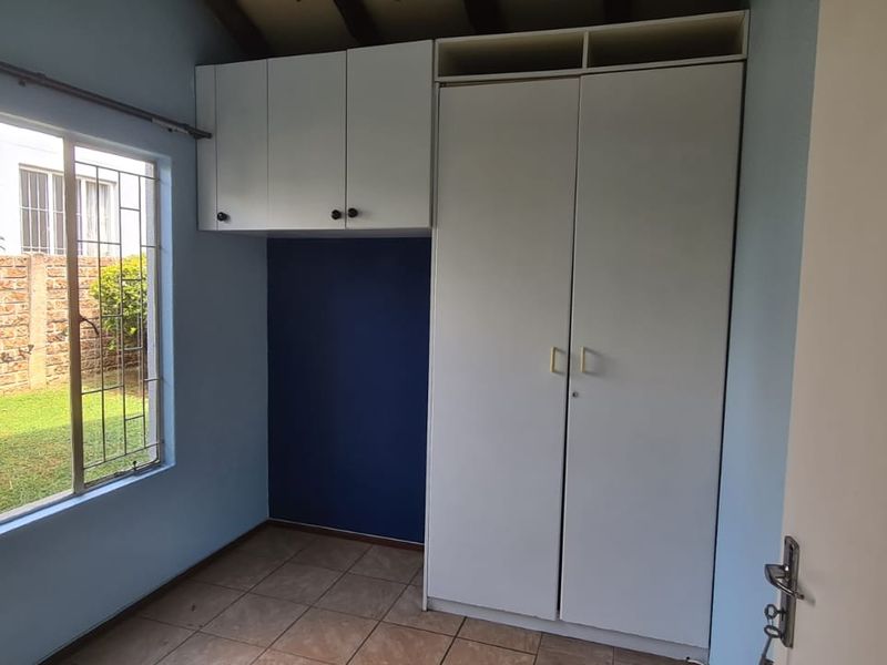 Cozy Living with a Twist: 2-Bedroom Loft Townhouse with Quaint Garden - Photo 10