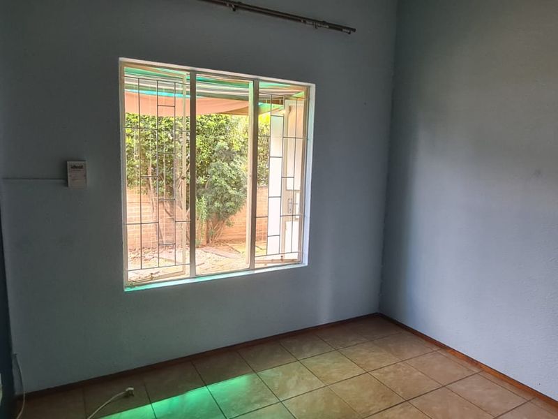 Cozy Living with a Twist: 2-Bedroom Loft Townhouse with Quaint Garden - Photo 9