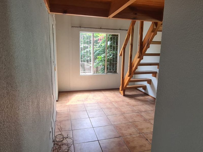 Cozy Living with a Twist: 2-Bedroom Loft Townhouse with Quaint Garden - Photo 8