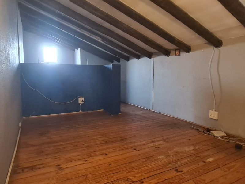 Cozy Living with a Twist: 2-Bedroom Loft Townhouse with Quaint Garden - Photo 6