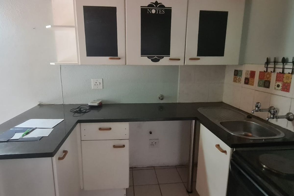 Cozy Living with a Twist: 2-Bedroom Loft Townhouse with Quaint Garden - Photo 3