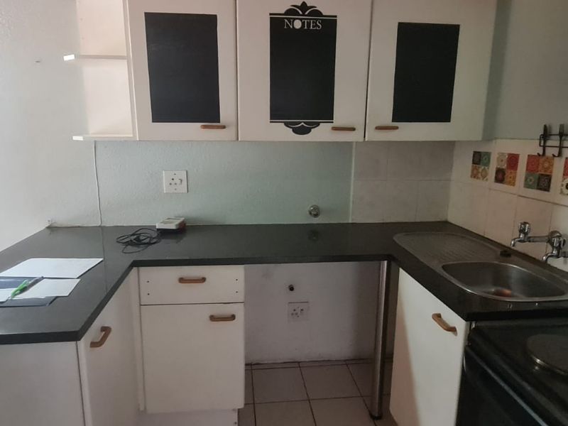 Cozy Living with a Twist: 2-Bedroom Loft Townhouse with Quaint Garden - Photo 3