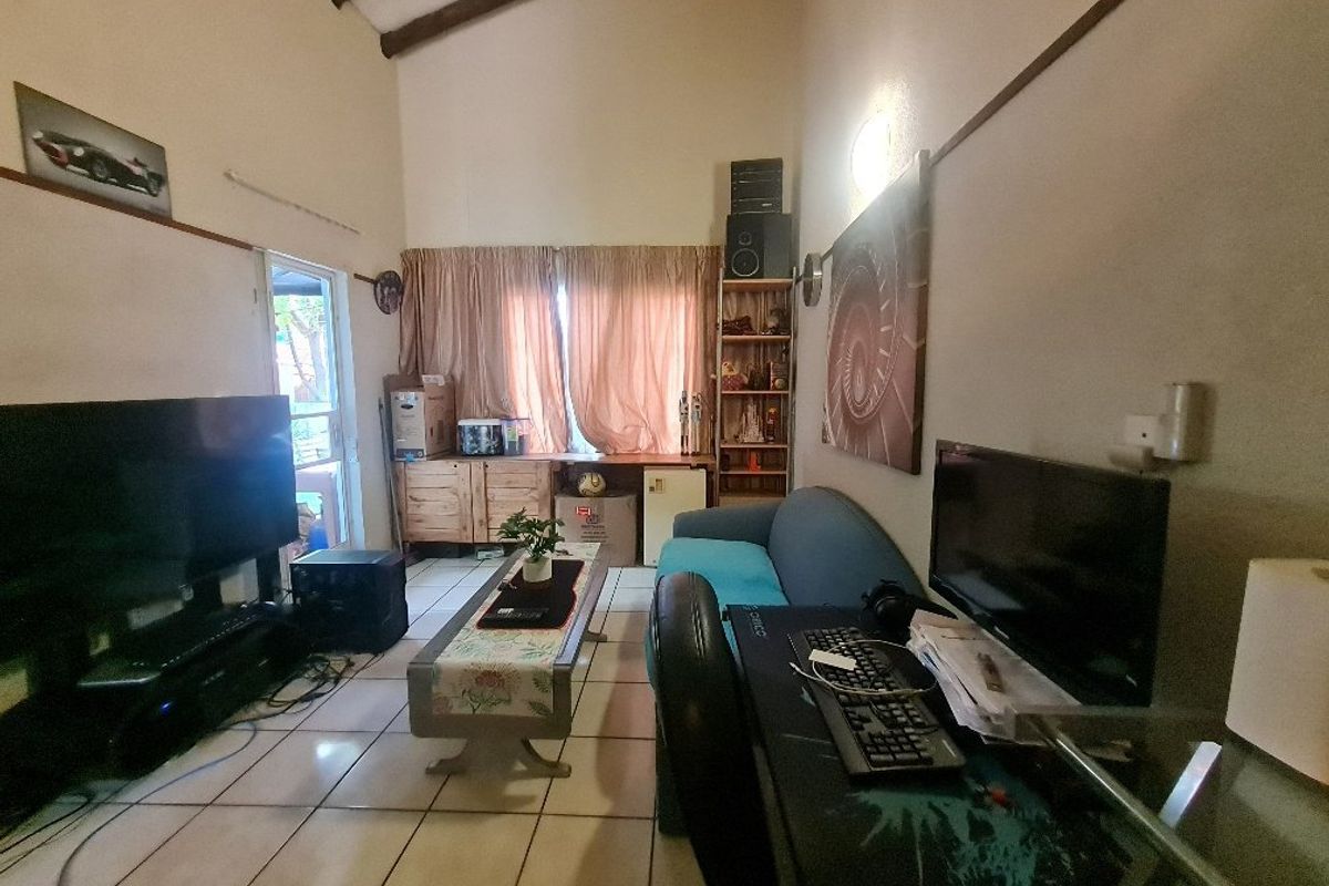 Secure, Pet-Friendly Living: 2-Bedroom Garden Simplex in Prime Edenglen. - Photo 2