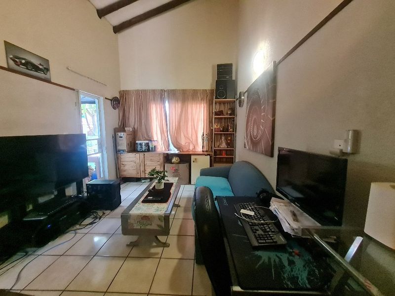 Secure, Pet-Friendly Living: 2-Bedroom Garden Simplex in Prime Edenglen. - Photo 2