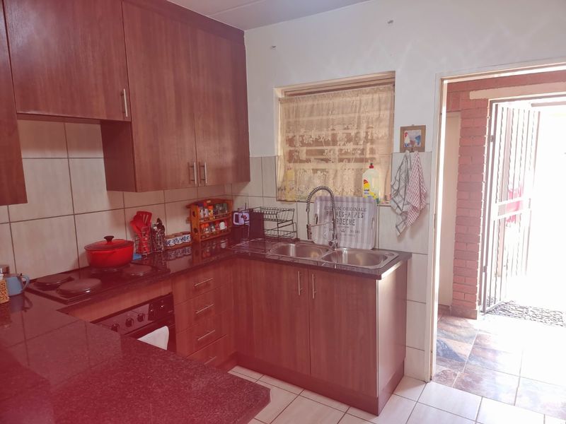 3 Bedroom Ground Floor unit - Photo 4
