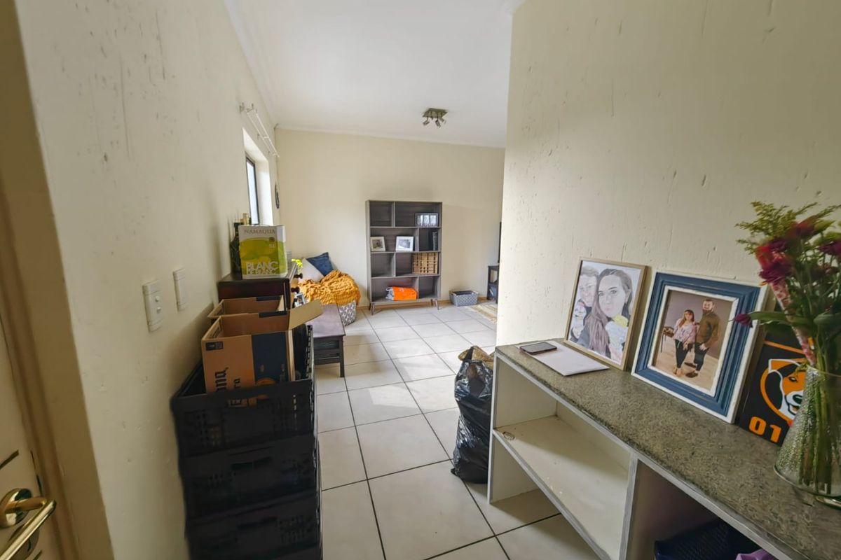 Discover comfortable and secure living in the heart of Hurlyvale! - Photo 2