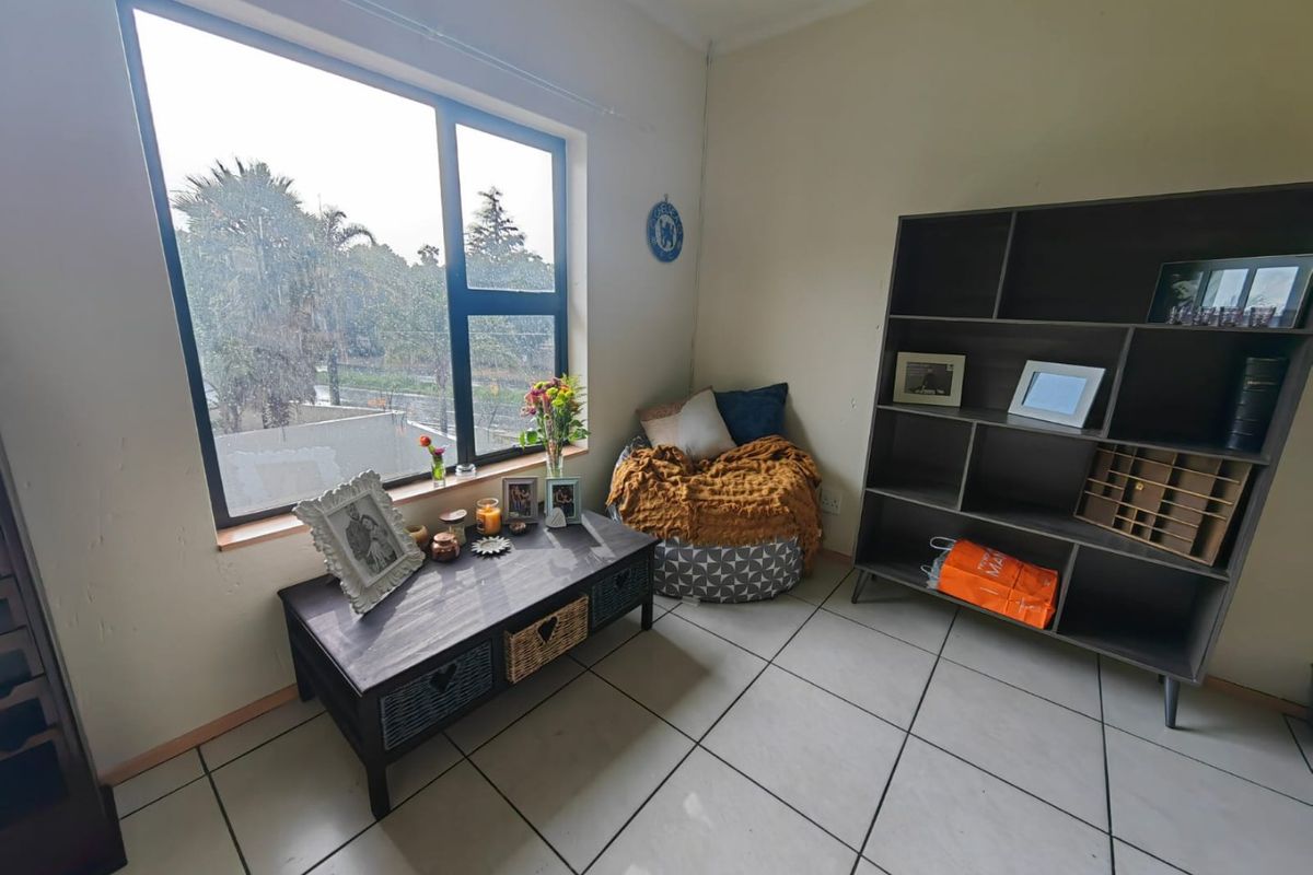 Discover comfortable and secure living in the heart of Hurlyvale! - Photo 3