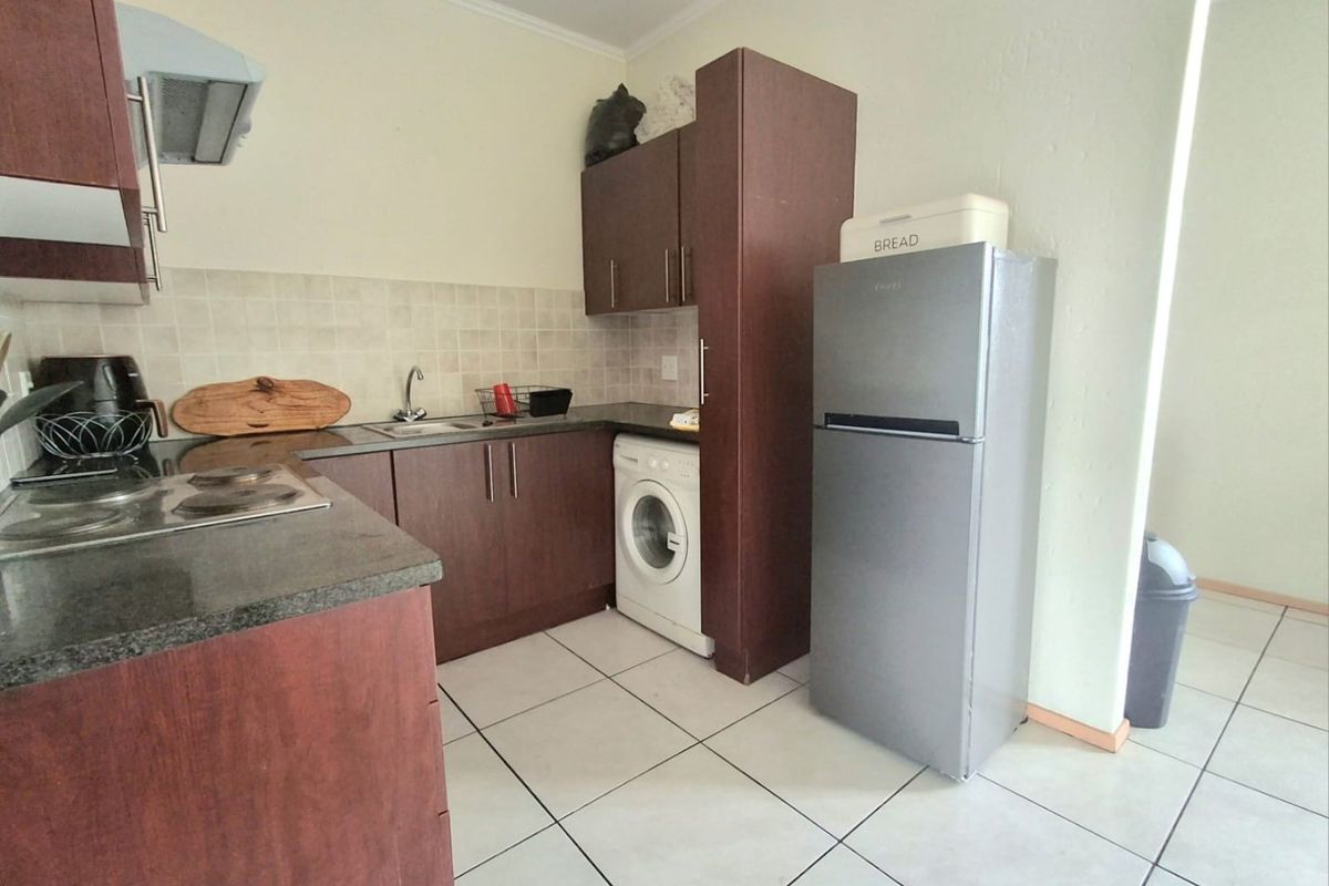 Discover comfortable and secure living in the heart of Hurlyvale! - Photo 5