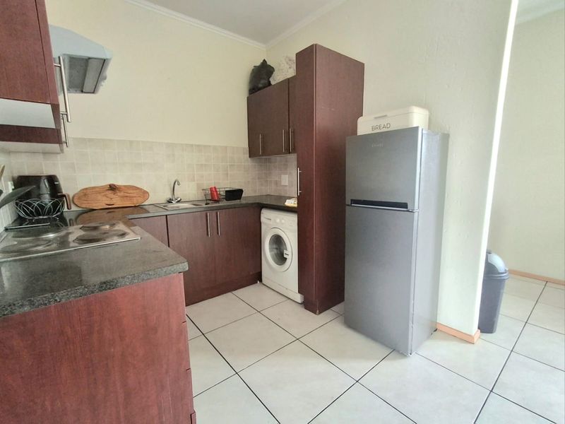 Discover comfortable and secure living in the heart of Hurlyvale! - Photo 5