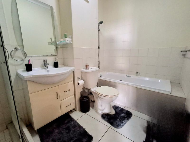 Discover comfortable and secure living in the heart of Hurlyvale! - Photo 10