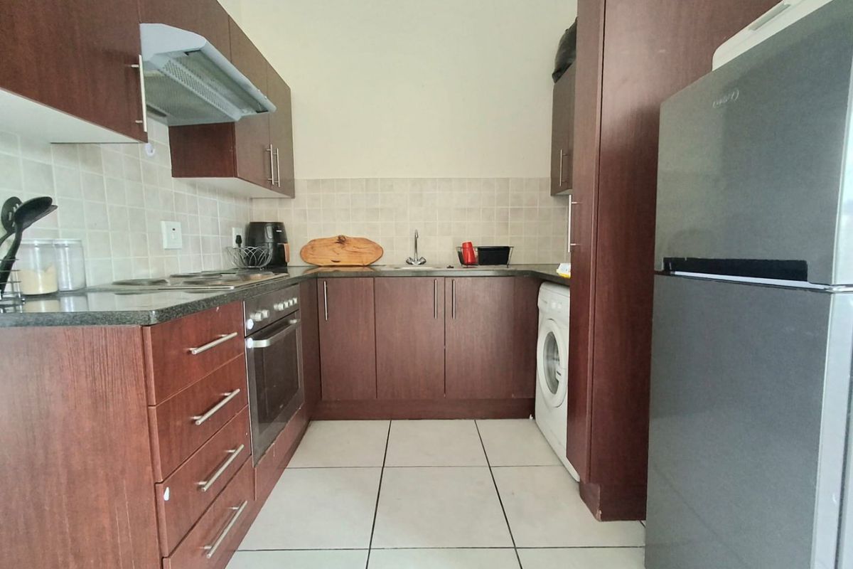 Discover comfortable and secure living in the heart of Hurlyvale! - Photo 4