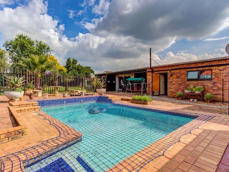 Spacious Home with Granny Flat and Entertainment Features - Photo 3