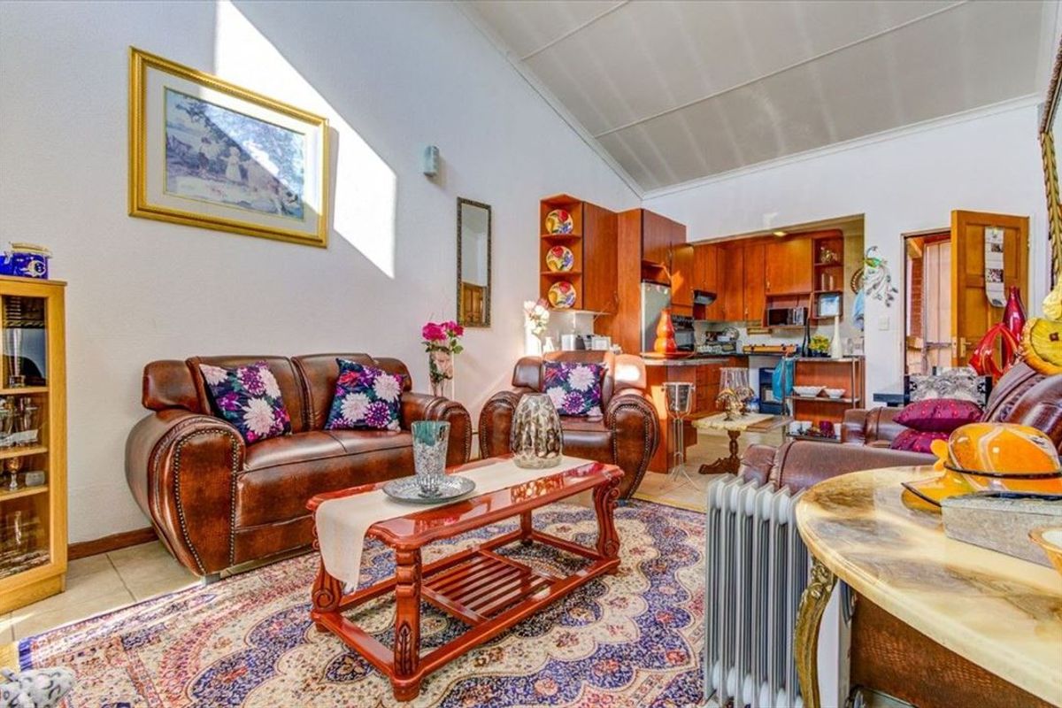 Modern Living in a Compact and Comfortable Home - Photo 2