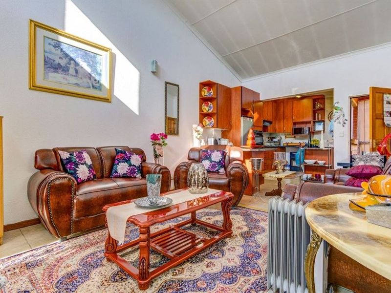 Modern Living in a Compact and Comfortable Home - Photo 2