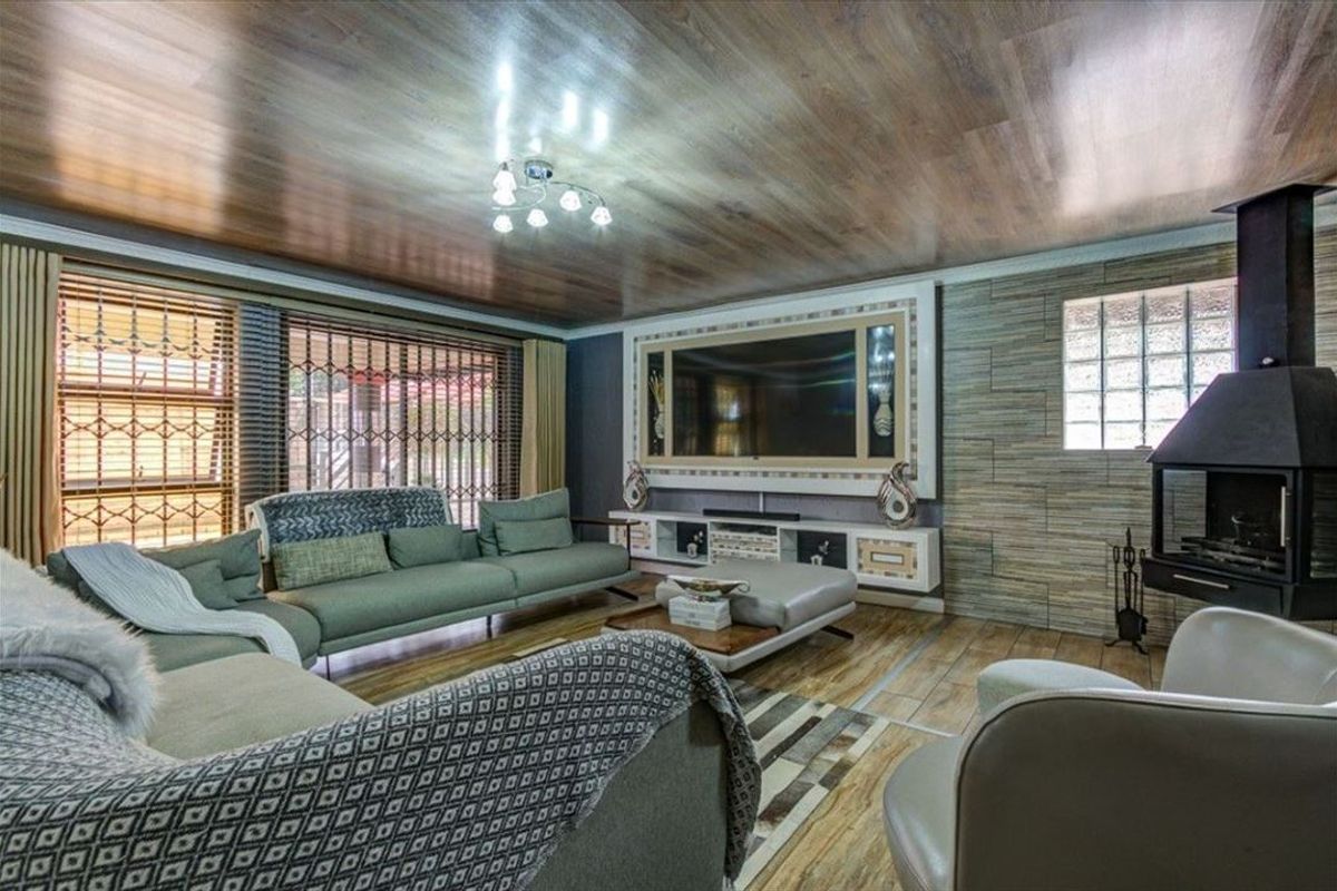 Luxurious Family Home with Exceptional Space - Photo 2