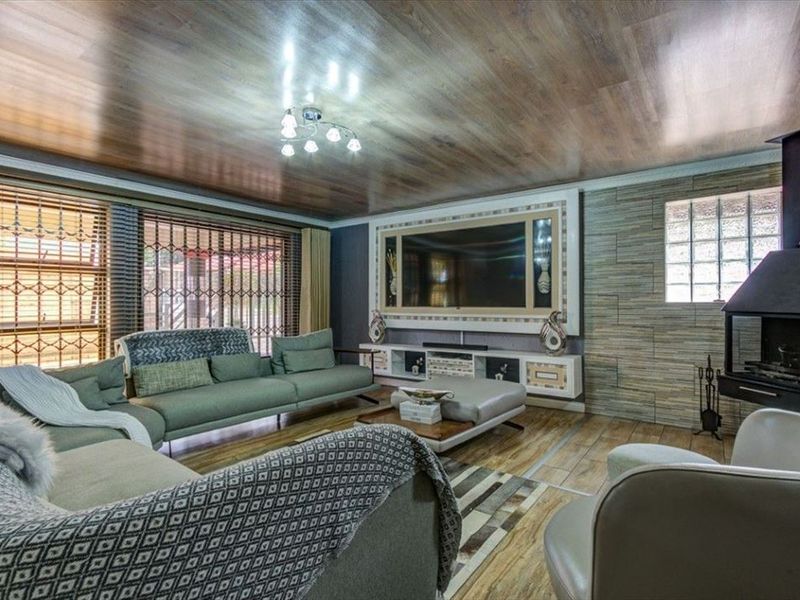 Luxurious Family Home with Exceptional Space - Photo 2