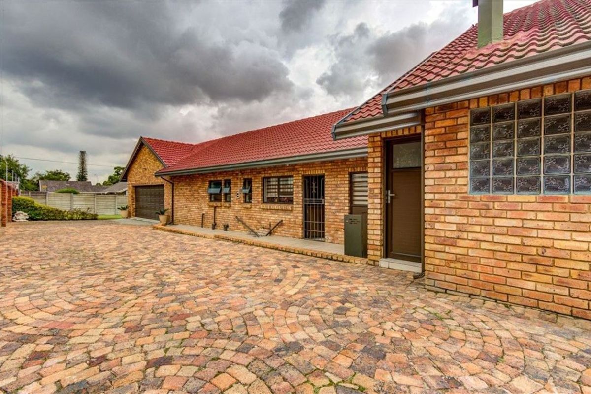 Luxurious Family Home with Exceptional Space - Photo 3