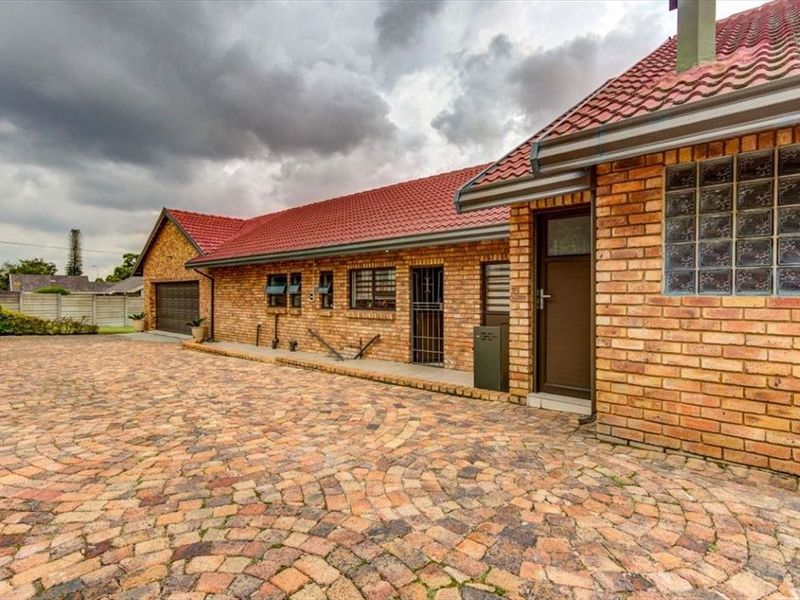 Luxurious Family Home with Exceptional Space - Photo 3