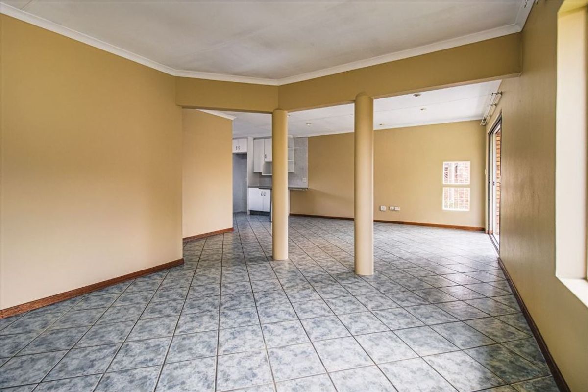 2 Bed Town house in Glen Marais for Sale - Photo 2