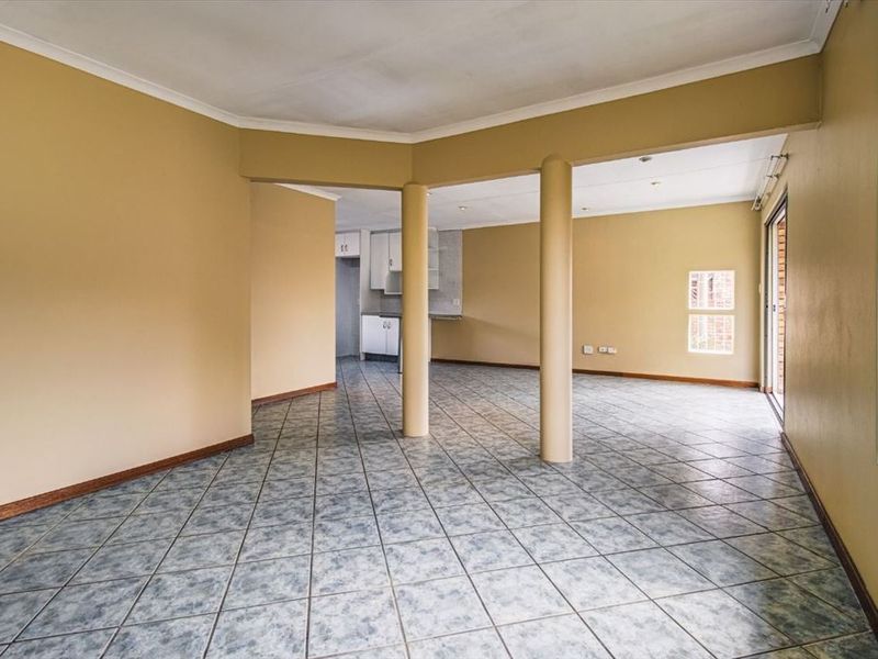 2 Bed Town house in Glen Marais for Sale - Photo 2