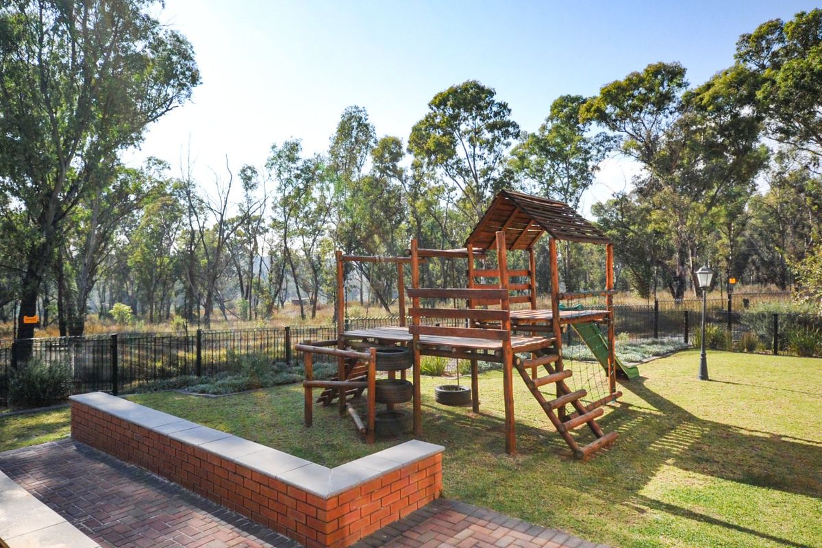 1 Bedroom, 1 Bathroom Apartment for sale in Fish Eagle View, Modderfontein! - Photo 2