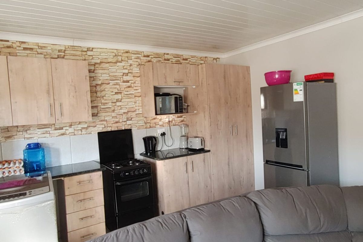 Spacious 3-Bedroom Top Floor Unit with Modern Finishes - Photo 3