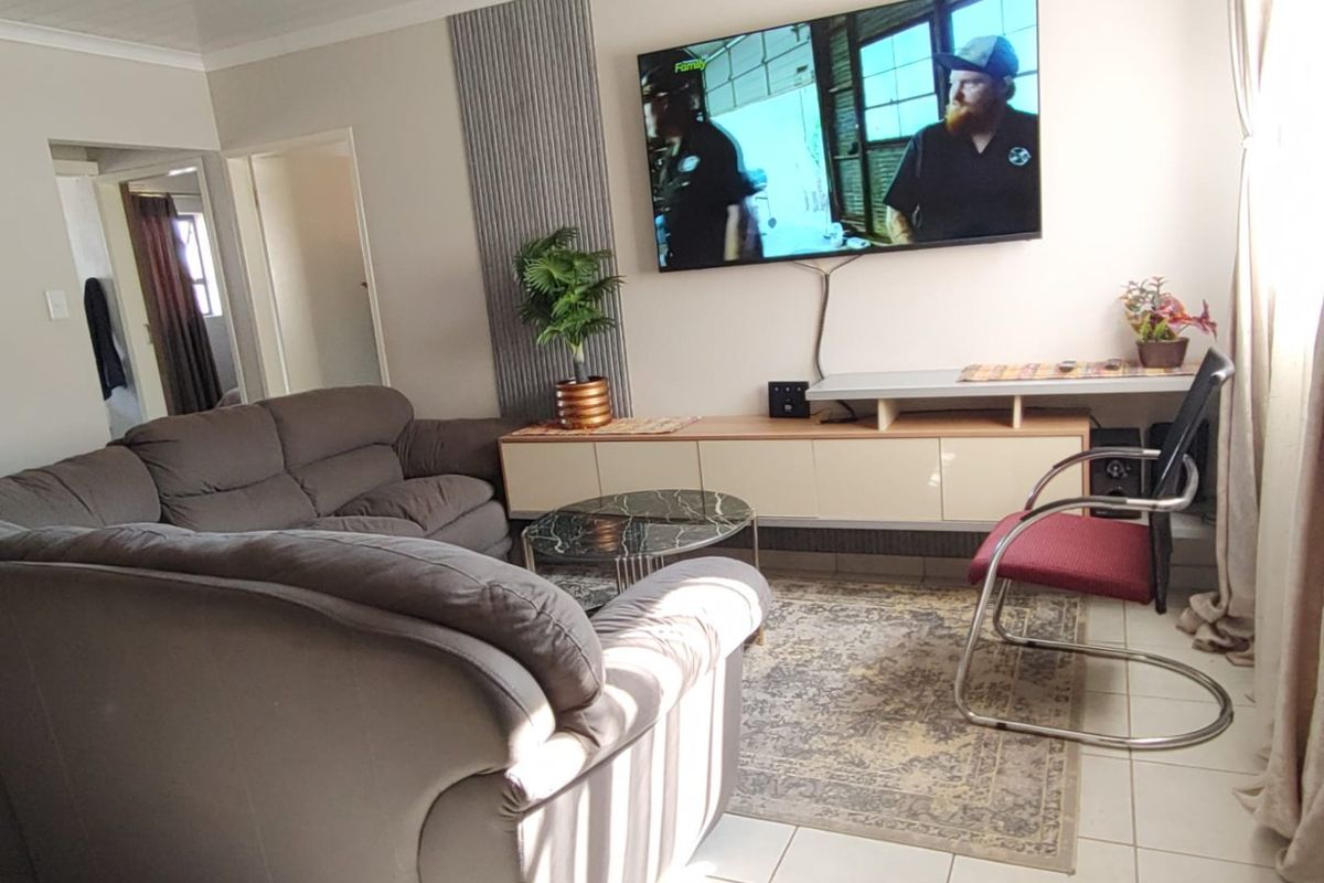 Spacious 3-Bedroom Top Floor Unit with Modern Finishes - Photo 5